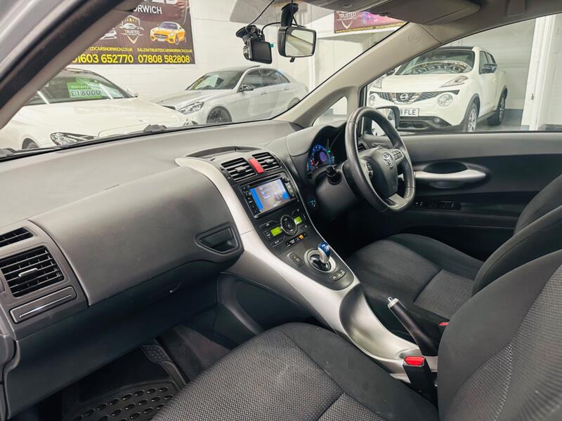 TOYOTA AURIS