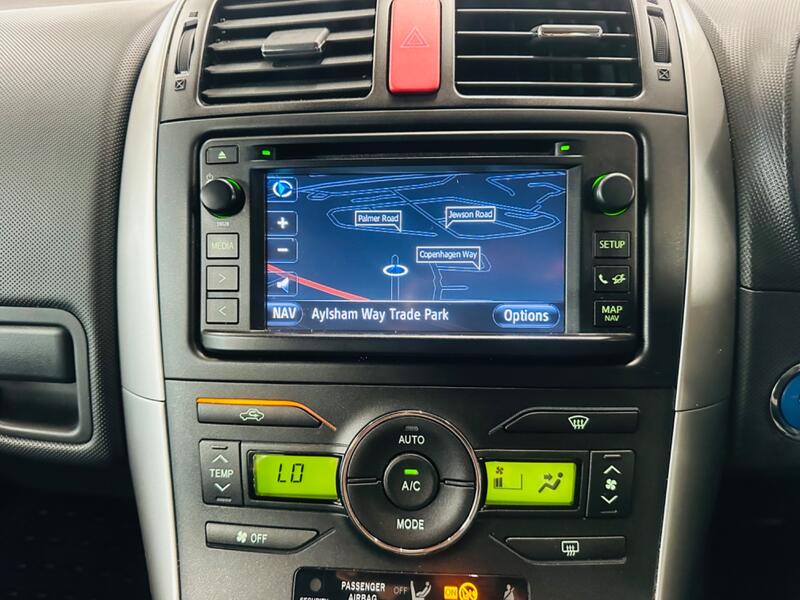 TOYOTA AURIS