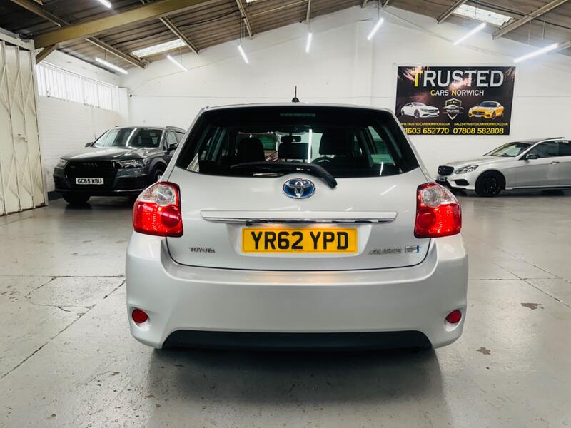 TOYOTA AURIS