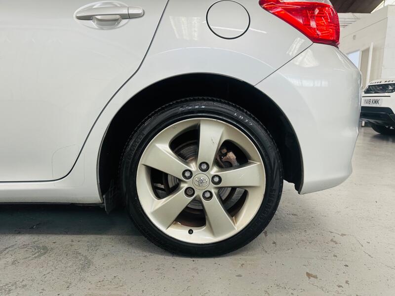 TOYOTA AURIS