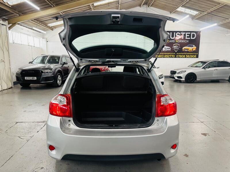 TOYOTA AURIS