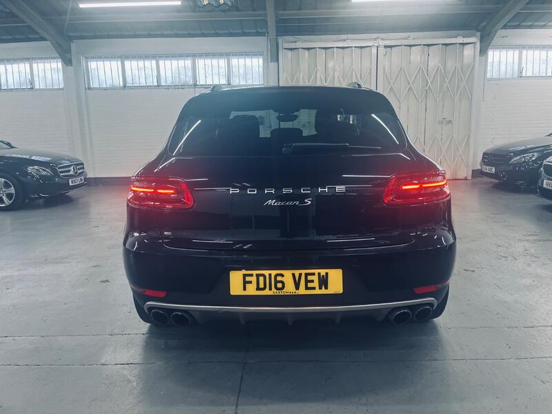 PORSCHE MACAN