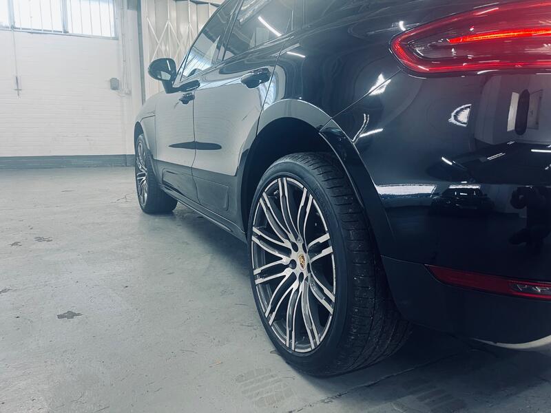 PORSCHE MACAN