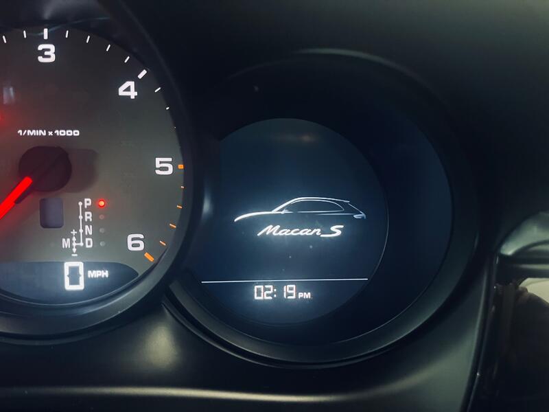 PORSCHE MACAN