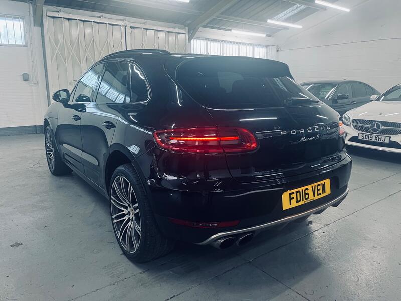 PORSCHE MACAN