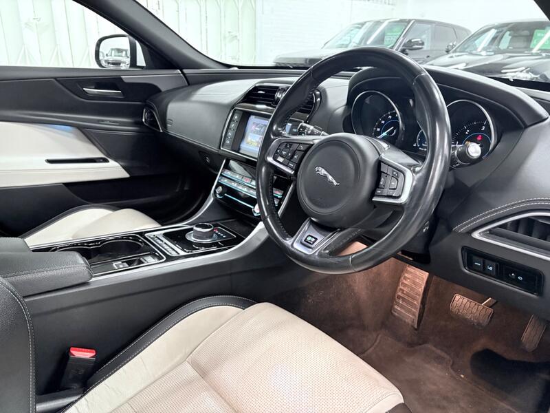 JAGUAR XE